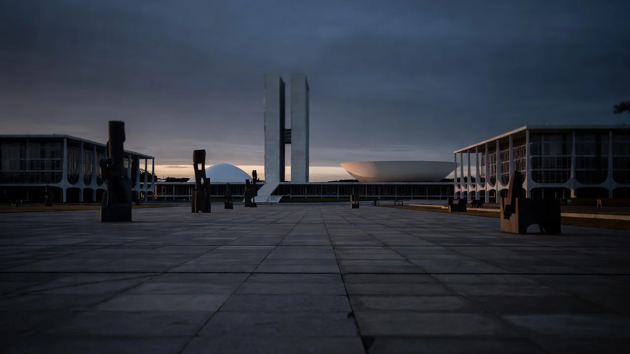 Praça dos Três Poderes em Brasília ao entardecer